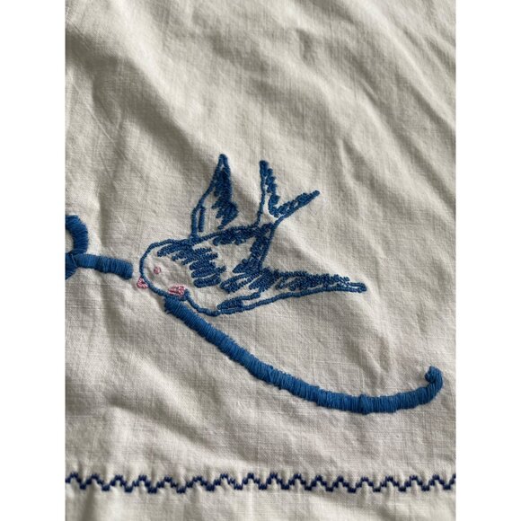 Set of two white pillowcases with embroidered birds and flowers - Picture 5 of 6